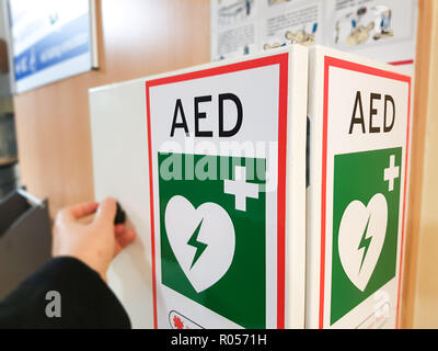 Marburg, Deutschland. 29 Okt, 2018. Ein automatisierter externer Defibrillator (AED) in einem Feld im Marburger Kreishaus. Das Gerät ist als Erste Hilfe Maßnahme im Falle eines plötzlichen Herzstillstands verwendet. (Dpa' Kreis installiert mobile Reanimationsprodukte" vom 02.11.2018) Credit: Carolin Eckenfels/dpa/Alamy leben Nachrichten Stockfoto