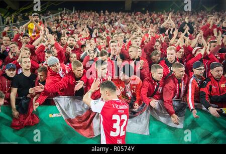 Dortmund, Deutschland. 31 Okt, 2018. Union Spieler Klatschen mit den Fans nach dem Spiel, Robert ZULJ (Union). Fußball-DFB-Pokal, 2. Runde, Borussia Dortmund (DO) - Union Berlin 3:2 n/a, am 31.10.2018 in Dortmund/Deutschland. ##DFL-Bestimmungen verbieten die Verwendung von Fotografien als Bildsequenzen und/oder quasi-Video## | Verwendung der weltweiten Kredit: dpa/Alamy leben Nachrichten Stockfoto