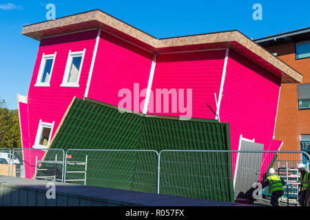 Bournemouth, Dorset, Großbritannien. 2 Nov, 2018. Der erste Kopf Haus, Topsy Turvy Haus wird in Bournemouth als Teil der Städte Weihnachten zusammengestellt. Die Besucher werden die Möglichkeit, Venture innen und Überwinde die Schwerkraft! Credit: Carolyn Jenkins/Alamy leben Nachrichten Stockfoto