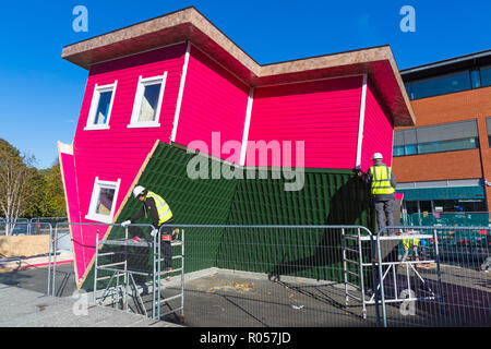 Bournemouth, Dorset, Großbritannien. 2 Nov, 2018. Der erste Kopf Haus, Topsy Turvy Haus wird in Bournemouth als Teil der Städte Weihnachten zusammengestellt. Die Besucher werden die Möglichkeit, Venture innen und Überwinde die Schwerkraft! Credit: Carolyn Jenkins/Alamy leben Nachrichten Stockfoto