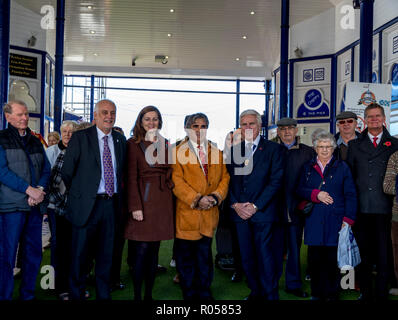 Eastbourne, East Sussex, UK. 2. November 2018. 11.30 Uhr. Anwohner und Würdenträger, darunter liberale Abgeordnete Stephen Lloyd MP und Konservative potenzieller Kandidat, Caroline Ansell nehmen an der Enthüllung des neuen Eastbourne Pier. Der Zeitmesser mit seinen vier Gesichter ist oben auf der Eingang zum Pier. Die Wiederherstellung ersetzt die alte Uhr und ist das erste Mal in 15 Jahren wurde. Credit: Newspics UK Süd/Alamy leben Nachrichten Stockfoto