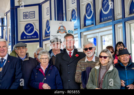 Eastbourne, East Sussex, UK. 2. November 2018. 11.30 Uhr. Anwohner und Würdenträger, darunter liberale Abgeordnete Stephen Lloyd MP und Konservative potenzieller Kandidat, Caroline Ansell nehmen an der Enthüllung des neuen Eastbourne Pier. Der Zeitmesser mit seinen vier Gesichter ist oben auf der Eingang zum Pier. Die Wiederherstellung ersetzt die alte Uhr und ist das erste Mal in 15 Jahren wurde. Credit: Newspics UK Süd/Alamy leben Nachrichten Stockfoto