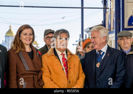 Eastbourne, East Sussex, UK. 2. November 2018. 11.30 Uhr. Anwohner und Würdenträger, darunter liberale Abgeordnete Stephen Lloyd MP und Konservative potenzieller Kandidat, Caroline Ansell nehmen an der Enthüllung des neuen Eastbourne Pier. Der Zeitmesser mit seinen vier Gesichter ist oben auf der Eingang zum Pier. Die Wiederherstellung ersetzt die alte Uhr und ist das erste Mal in 15 Jahren wurde. Credit: Newspics UK Süd/Alamy leben Nachrichten Stockfoto