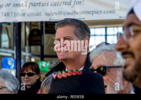 Eastbourne, East Sussex, UK. 2. November 2018. 11.30 Uhr. Anwohner und Würdenträger, darunter liberale Abgeordnete Stephen Lloyd MP und Konservative potenzieller Kandidat, Caroline Ansell nehmen an der Enthüllung des neuen Eastbourne Pier. Der Zeitmesser mit seinen vier Gesichter ist oben auf der Eingang zum Pier. Die Wiederherstellung ersetzt die alte Uhr und ist das erste Mal in 15 Jahren wurde. Credit: Newspics UK Süd/Alamy leben Nachrichten Stockfoto