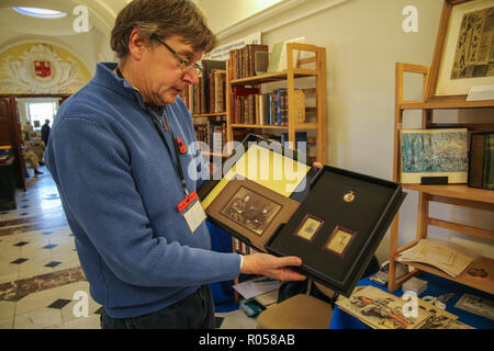 London, Großbritannien, 02. November 2018 Der ABA (Antiquariate Association) Chelsea seltene Buchmesse im Chelsea Alte Rathaus für die 28. Edition mit mehr als 80 Ausstellern, spezialisiert auf alle Arten von Büchern, Handschriften, Karten, Drucke und Ephemera, mit einigen fantastischen Angebote wie Weltkrieg ein eigenes später Handeln Sergeant Walter Keeble unterzeichnet Hand Der erste Tag der Somme Autogramm Brief unterzeichnet; zwei Seiten auf Northampton General Hospital Kopf beachten Sie Papier, datiert vom 12. Juli 1916. Zusammen mit Fotografien von Keeble und seine Frau @ Paul Quezada-Neiman/Alamy leben Nachrichten Stockfoto