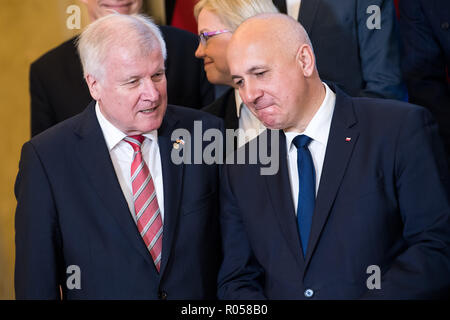 Warsawu, Polen. 02 Nov, 2018. Horst Seehofer (CSU, l), Bundesminister des Innern, Bauen und Wohnen, und Joachim Brudzinski, polnische Minister des Innern, sprechen auf einer Pressekonferenz anlässlich des deutsch-polnischen Regierungskonsultationen. Quelle: Bernd von Jutrczenka/dpa/Alamy leben Nachrichten Stockfoto