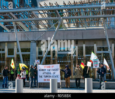 Holyrood Edinburgh, Edinburgh, Schottland, Vereinigtes Königreich, 2. November 2018. Kurdische Demonstranten und Familien stehen außerhalb des Schottischen Parlaments Gebäude wehenden Fahnen für die Freilassung der kurdischen nationalistischen Abdullah Öcalan und aus Protest gegen die Behandlung durch den türkischen Staat von Kobane, einer Stadt in der Provinz Aleppo im Norden Syriens Stockfoto