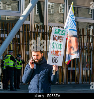 Holyrood Edinburgh, Edinburgh, Schottland, Vereinigtes Königreich, 2. November 2018. Kurdische Demonstranten und Familien stehen außerhalb des Schottischen Parlaments Gebäude wehenden Fahnen für die Freilassung der kurdischen nationalistischen Abdullah Öcalan und aus Protest gegen die Behandlung durch den türkischen Staat von Kobane, einer Stadt in der Provinz Aleppo im Norden Syriens Stockfoto