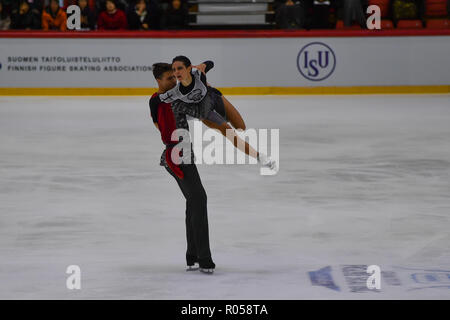 Helsinki, Finnland. 2. Nov 2018. Natalia Zabiialko/Alexander Enbert (RUS) während in Paris kurz Programm der ISU-GP von Eiskunstlauf Helsinki 2018 an der Helsinki Ice Hall (Helsingin Jaahalli) am Freitag, 02. November 2018. HELSINKI. (Nur redaktionelle Nutzung, eine Lizenz für die gewerbliche Nutzung erforderlich. Keine Verwendung in Wetten, Spiele oder einer einzelnen Verein/Liga/player Publikationen.) Credit: Taka Wu/Alamy leben Nachrichten Stockfoto