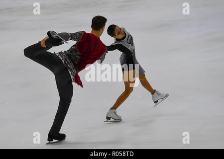 Helsinki, Finnland. 2. Nov 2018. Natalia Zabiialko/Alexander Enbert (RUS) während in Paris kurz Programm der ISU-GP von Eiskunstlauf Helsinki 2018 an der Helsinki Ice Hall (Helsingin Jaahalli) am Freitag, 02. November 2018. HELSINKI. (Nur redaktionelle Nutzung, eine Lizenz für die gewerbliche Nutzung erforderlich. Keine Verwendung in Wetten, Spiele oder einer einzelnen Verein/Liga/player Publikationen.) Credit: Taka Wu/Alamy leben Nachrichten Stockfoto