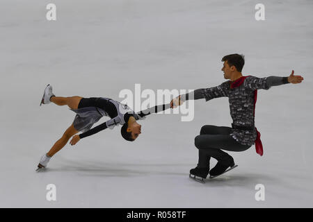 Helsinki, Finnland. 2. Nov 2018. Natalia Zabiialko/Alexander Enbert (RUS) während in Paris kurz Programm der ISU-GP von Eiskunstlauf Helsinki 2018 an der Helsinki Ice Hall (Helsingin Jaahalli) am Freitag, 02. November 2018. HELSINKI. (Nur redaktionelle Nutzung, eine Lizenz für die gewerbliche Nutzung erforderlich. Keine Verwendung in Wetten, Spiele oder einer einzelnen Verein/Liga/player Publikationen.) Credit: Taka Wu/Alamy leben Nachrichten Stockfoto