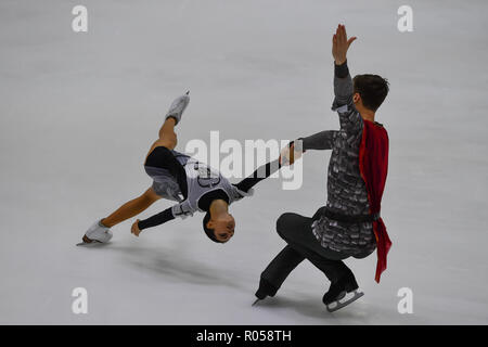 Helsinki, Finnland. 2. Nov 2018. Natalia Zabiialko/Alexander Enbert (RUS) während in Paris kurz Programm der ISU-GP von Eiskunstlauf Helsinki 2018 an der Helsinki Ice Hall (Helsingin Jaahalli) am Freitag, 02. November 2018. HELSINKI. (Nur redaktionelle Nutzung, eine Lizenz für die gewerbliche Nutzung erforderlich. Keine Verwendung in Wetten, Spiele oder einer einzelnen Verein/Liga/player Publikationen.) Credit: Taka Wu/Alamy leben Nachrichten Stockfoto