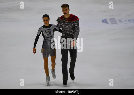 Helsinki, Finnland. 2. Nov 2018. Natalia Zabiialko/Alexander Enbert (RUS) während in Paris kurz Programm der ISU-GP von Eiskunstlauf Helsinki 2018 an der Helsinki Ice Hall (Helsingin Jaahalli) am Freitag, 02. November 2018. HELSINKI. (Nur redaktionelle Nutzung, eine Lizenz für die gewerbliche Nutzung erforderlich. Keine Verwendung in Wetten, Spiele oder einer einzelnen Verein/Liga/player Publikationen.) Credit: Taka Wu/Alamy leben Nachrichten Stockfoto