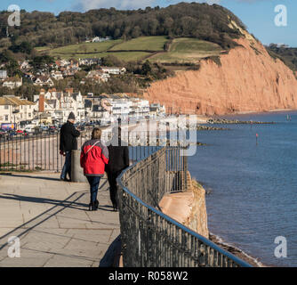 Honiton, Devon. 2. Nov 2018. UK Wetter: Menschen nehmen in der Ansicht von Sidmouth Strandpromenade vom Connaught Gärten oberhalb der Stadt. Foto Central/Alamy leben Nachrichten Stockfoto