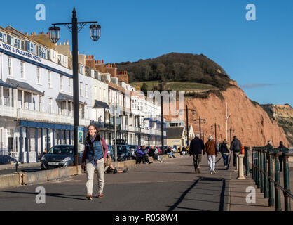 Honiton, Devon. 2. Nov 2018. UK Wetter: Besucher gehen auf der Esplanade in Sidmouth in strahlendem Sonnenschein. Foto Central/Alamy leben Nachrichten Stockfoto