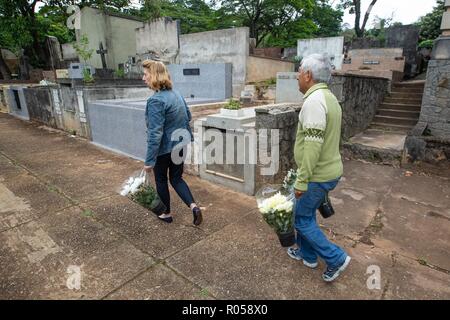 Sao Paulo, Brasilien. 2. Nov 2018. SP - Sao Paulo - 02/11/2018 - Tag des fertigen Sao Paulo - Bewegung in den Cemiterio tun Araca in Sao Paulo am Morgen dieses Tages 2 von November Tag des verstorbenen Foto: Suamy Beydoun/AGIF AGIF/Alamy Credit: Live-Nachrichten Stockfoto