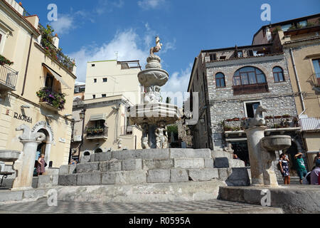 Taormina, Italien. 03 Sep, 2018. 03.09.2018, Italien, Taormina: Der Domplatz von Taormina mit dem Centaur Brunnen. 1635 barocke Brunnen gebaut hat zwei übereinanderliegenden Pools. Darüber Türmen der Centauressa, eine ähnliche Zahl wie der griechischen Zentauren. Der Körper der Stier symbolisiert den Berg Monte Tauro, den Körper der Frau mit Zepter und Globus die Stadt Tauromenion. Quelle: Alexandra Schuler/dpa | Verwendung weltweit/dpa/Alamy leben Nachrichten Stockfoto