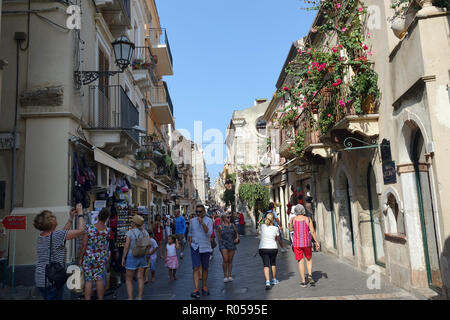 Taormina, Italien. 03 Sep, 2018. 03.09.2018, Italien, Taormina: Touristen Spaziergang durch Corso Umberto, der Fußgängerzone von Taormina. Neben Souvenirläden, Restaurants und Cafés, Es gibt viele der historischen Kirchen und Paläste. Quelle: Alexandra Schuler/dpa | Verwendung weltweit/dpa/Alamy leben Nachrichten Stockfoto