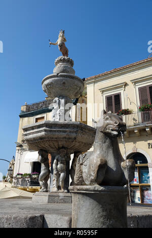 Taormina, Italien. 03 Sep, 2018. 03.09.2018, Italien, Taormina: Der Domplatz von Taormina mit dem Centaur Brunnen. 1635 barocke Brunnen gebaut hat zwei übereinanderliegenden Pools. Darüber Türmen der Centauressa, eine ähnliche Zahl wie der griechischen Zentauren. Der Körper der Stier symbolisiert den Berg Monte Tauro, den Körper der Frau mit Zepter und Globus die Stadt Tauromenion. Quelle: Alexandra Schuler/dpa | Verwendung weltweit/dpa/Alamy leben Nachrichten Stockfoto