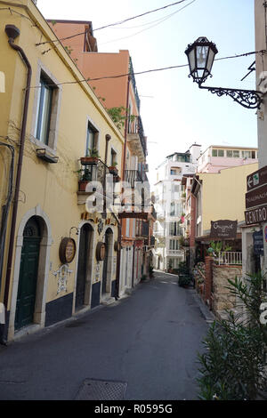 Taormina, Italien. 03 Sep, 2018. 03.09.2018, Italien, Taormina: Einer der vielen Gasschen von Taormina. Neben Souvenirläden, Restaurants und Cafés, Es gibt viele der historischen Kirchen und Paläste. Quelle: Alexandra Schuler/dpa | Verwendung weltweit/dpa/Alamy leben Nachrichten Stockfoto