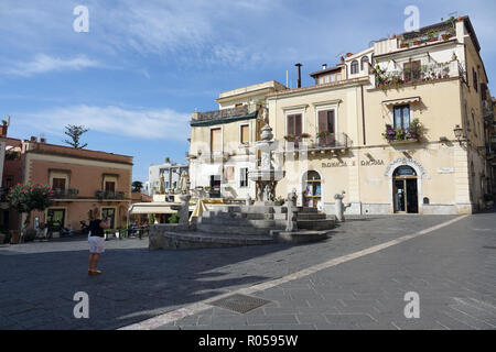 Taormina, Italien. 03 Sep, 2018. 03.09.2018, Italien, Taormina: Der Domplatz von Taormina mit dem Centaur Brunnen. 1635 barocke Brunnen gebaut hat zwei übereinanderliegenden Pools. Darüber Türmen der Centauressa, eine ähnliche Zahl wie der griechischen Zentauren. Der Körper der Stier symbolisiert den Berg Monte Tauro, den Körper der Frau mit Zepter und Globus die Stadt Tauromenion. Quelle: Alexandra Schuler/dpa | Verwendung weltweit/dpa/Alamy leben Nachrichten Stockfoto