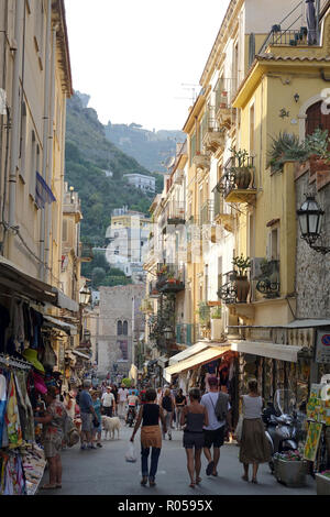 Taormina, Italien. 03 Sep, 2018. 03.09.2018, Italien, Taormina: Touristen Spaziergang durch Corso Umberto, der Fußgängerzone von Taormina. Neben Souvenirläden, Restaurants und Cafés, Es gibt viele der historischen Kirchen und Paläste. Quelle: Alexandra Schuler/dpa | Verwendung weltweit/dpa/Alamy leben Nachrichten Stockfoto