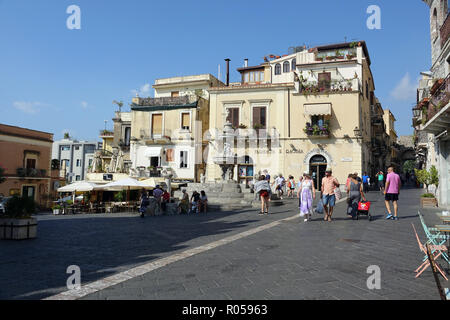 Taormina, Italien. 03 Sep, 2018. 03.09.2018, Italien, Taormina: Der Domplatz von Taormina mit dem Centaur Brunnen. 1635 barocke Brunnen gebaut hat zwei übereinanderliegenden Pools. Darüber Türmen der Centauressa, eine ähnliche Zahl wie der griechischen Zentauren. Der Körper der Stier symbolisiert den Berg Monte Tauro, den Körper der Frau mit Zepter und Globus die Stadt Tauromenion. Quelle: Alexandra Schuler/dpa | Verwendung weltweit/dpa/Alamy leben Nachrichten Stockfoto