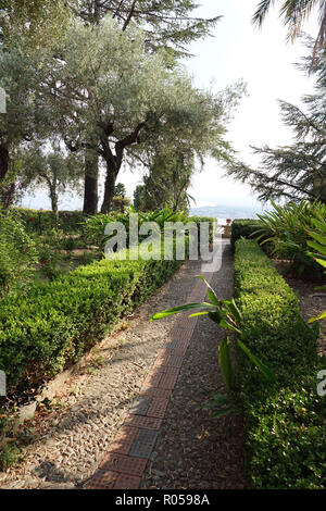 Taormina, Italien. 03 Sep, 2018. 03.09.2018, Italien, Taormina: ein Spaziergang im Giardino Pubblico in Taormina. Die rund drei Hektar großen Gelände gehörte zu den Mitgliedern der kleinen englischen Gemeinde, die hier im späten 19. Jahrhundert ein künstlerisch ausgestattete englische Park angelegt. Um 1920 wurde der Park für die Öffentlichkeit geöffnet. Inmitten der üppigen, mediterranen Vegetation sind kleine Tempel und Skulpturen, sowie einige im Viktorianischen Stil Backsteingebäude. Quelle: Alexandra Schuler/dpa | Verwendung weltweit/dpa/Alamy leben Nachrichten Stockfoto