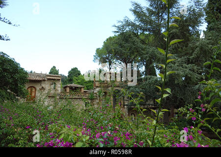 Taormina, Italien. 03 Sep, 2018. 03.09.2018, Italien, Taormina: ein Gebäude im Giardino Pubblico in Taormina. Die rund drei Hektar großen Gelände gehörte zu den Mitgliedern der kleinen englischen Gemeinde, die hier im späten 19. Jahrhundert ein künstlerisch ausgestattete englische Park angelegt. Um 1920 wurde der Park für die Öffentlichkeit geöffnet. Inmitten der üppigen, mediterranen Vegetation sind kleine Tempel und Skulpturen, sowie einige im Viktorianischen Stil Backsteingebäude. Quelle: Alexandra Schuler/dpa | Verwendung weltweit/dpa/Alamy leben Nachrichten Stockfoto