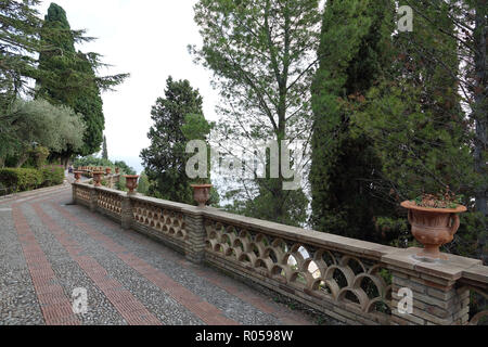 Taormina, Italien. 03 Sep, 2018. 03.09.2018, Italien, Taormina: ein Spaziergang im Giardino Pubblico in Taormina. Die rund drei Hektar großen Gelände gehörte zu den Mitgliedern der kleinen englischen Gemeinde, die hier im späten 19. Jahrhundert ein künstlerisch ausgestattete englische Park angelegt. Um 1920 wurde der Park für die Öffentlichkeit geöffnet. Inmitten der üppigen, mediterranen Vegetation sind kleine Tempel und Skulpturen, sowie einige im Viktorianischen Stil Backsteingebäude. Quelle: Alexandra Schuler/dpa | Verwendung weltweit/dpa/Alamy leben Nachrichten Stockfoto