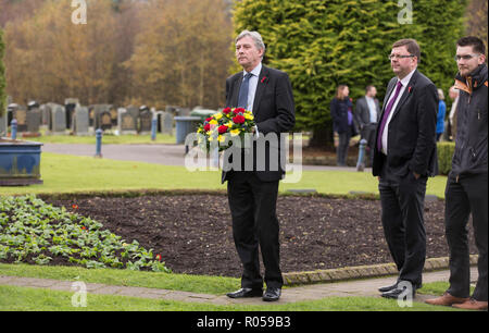 Lockerbie, Schottland, Großbritannien. 2. Nov 2018. Richard Leonard, der Vorsitzende der schottischen Labour-Partei, visiing der Garten der Erinnerung und der lockerbie Flugzeugkatastrophe Denkmal am Friedhof Dryfesdale mit Colin Smyth und Dumfries und Galloway Ratsmitglied Adam Smith, Lockerbie, Schottland Kredit: Allan Devlin/Alamy leben Nachrichten Stockfoto