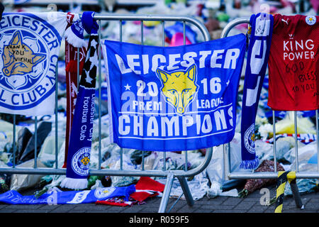 Leicester, Großbritannien. 02. November 2018: Floral Tribute, Trikots aus Clubs im In- und Ausland mit einer persönlichen Nachricht für die Opfer der Samstag Absturz eines Hubschraubers für die King Power Fußball Stadion weiterhin wächst und die inzwischen die meisten der Weg Ende der Masse. Credit: Ian Francis/Alamy leben Nachrichten Stockfoto