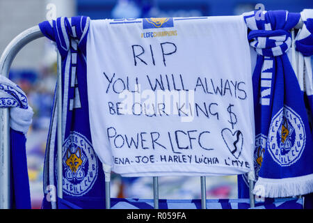 Leicester, Großbritannien. 02. November 2018: Floral Tribute, Trikots aus Clubs im In- und Ausland mit einer persönlichen Nachricht für die Opfer der Samstag Absturz eines Hubschraubers für die King Power Fußball Stadion weiterhin wächst und die inzwischen die meisten der Weg Ende der Masse. Credit: Ian Francis/Alamy leben Nachrichten Stockfoto