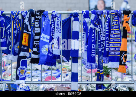 Leicester, Großbritannien. 02. November 2018: Floral Tribute, Trikots aus Clubs im In- und Ausland mit einer persönlichen Nachricht für die Opfer der Samstag Absturz eines Hubschraubers für die King Power Fußball Stadion weiterhin wächst und die inzwischen die meisten der Weg Ende der Masse. Credit: Ian Francis/Alamy leben Nachrichten Stockfoto