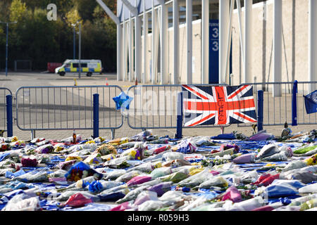 Leicester, Großbritannien. 02. November 2018: Floral Tribute, Trikots aus Clubs im In- und Ausland mit einer persönlichen Nachricht für die Opfer der Samstag Absturz eines Hubschraubers für die King Power Fußball Stadion weiterhin wächst und die inzwischen die meisten der Weg Ende der Masse. Credit: Ian Francis/Alamy leben Nachrichten Stockfoto