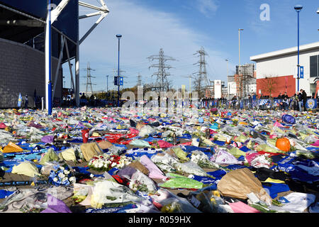 Leicester, Großbritannien. 02. November 2018: Floral Tribute, Trikots aus Clubs im In- und Ausland mit einer persönlichen Nachricht für die Opfer der Samstag Absturz eines Hubschraubers für die King Power Fußball Stadion weiterhin wächst und die inzwischen die meisten der Weg Ende der Masse. Credit: Ian Francis/Alamy leben Nachrichten Stockfoto
