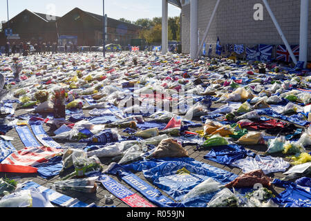 Leicester, Großbritannien. 02. November 2018: Floral Tribute, Trikots aus Clubs im In- und Ausland mit einer persönlichen Nachricht für die Opfer der Samstag Absturz eines Hubschraubers für die King Power Fußball Stadion weiterhin wächst und die inzwischen die meisten der Weg Ende der Masse. Credit: Ian Francis/Alamy leben Nachrichten Stockfoto