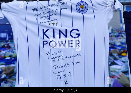 Leicester, Großbritannien. 02. November 2018: Floral Tribute, Trikots aus Clubs im In- und Ausland mit einer persönlichen Nachricht für die Opfer der Samstag Absturz eines Hubschraubers für die King Power Fußball Stadion weiterhin wächst und die inzwischen die meisten der Weg Ende der Masse. Credit: Ian Francis/Alamy leben Nachrichten Stockfoto