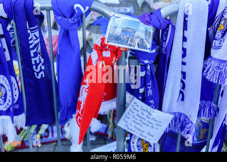 Leicester, Großbritannien. 02. November 2018: Floral Tribute, Trikots aus Clubs im In- und Ausland mit einer persönlichen Nachricht für die Opfer der Samstag Absturz eines Hubschraubers für die King Power Fußball Stadion weiterhin wächst und die inzwischen die meisten der Weg Ende der Masse. Credit: Ian Francis/Alamy leben Nachrichten Stockfoto