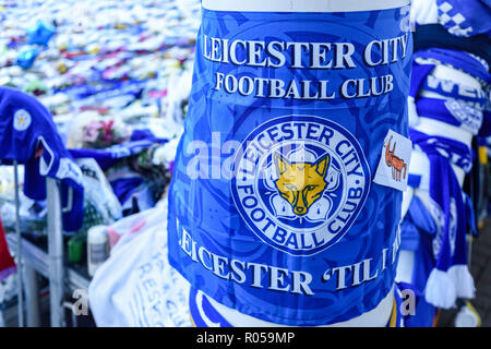 Leicester, Großbritannien. 02. November 2018: Floral Tribute, Trikots aus Clubs im In- und Ausland mit einer persönlichen Nachricht für die Opfer der Samstag Absturz eines Hubschraubers für die King Power Fußball Stadion weiterhin wächst und die inzwischen die meisten der Weg Ende der Masse. Credit: Ian Francis/Alamy leben Nachrichten Stockfoto