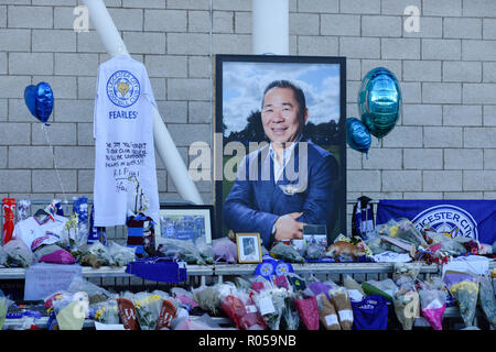 Leicester, Großbritannien. 02. November 2018: Floral Tribute, Trikots aus Clubs im In- und Ausland mit einer persönlichen Nachricht für die Opfer der Samstag Absturz eines Hubschraubers für die King Power Fußball Stadion weiterhin wächst und die inzwischen die meisten der Weg Ende der Masse. Credit: Ian Francis/Alamy leben Nachrichten Stockfoto