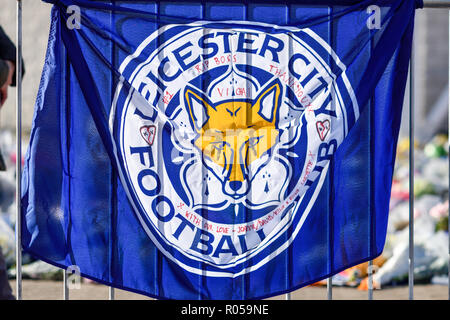 Leicester, Großbritannien. 02. November 2018: Floral Tribute, Trikots aus Clubs im In- und Ausland mit einer persönlichen Nachricht für die Opfer der Samstag Absturz eines Hubschraubers für die King Power Fußball Stadion weiterhin wächst und die inzwischen die meisten der Weg Ende der Masse. Credit: Ian Francis/Alamy leben Nachrichten Stockfoto