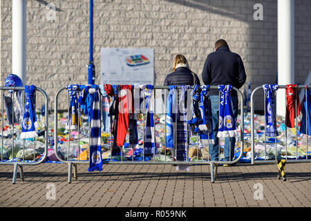 Leicester, Großbritannien. 02. November 2018: Floral Tribute, Trikots aus Clubs im In- und Ausland mit einer persönlichen Nachricht für die Opfer der Samstag Absturz eines Hubschraubers für die King Power Fußball Stadion weiterhin wächst und die inzwischen die meisten der Weg Ende der Masse. Credit: Ian Francis/Alamy leben Nachrichten Stockfoto
