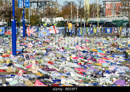 Leicester, Großbritannien. 02. November 2018: Floral Tribute, Trikots aus Clubs im In- und Ausland mit einer persönlichen Nachricht für die Opfer der Samstag Absturz eines Hubschraubers für die King Power Fußball Stadion weiterhin wächst und die inzwischen die meisten der Weg Ende der Masse. Credit: Ian Francis/Alamy leben Nachrichten Stockfoto
