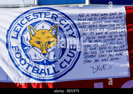 Leicester, Großbritannien. 02. November 2018: Floral Tribute, Trikots aus Clubs im In- und Ausland mit einer persönlichen Nachricht für die Opfer der Samstag Absturz eines Hubschraubers für die King Power Fußball Stadion weiterhin wächst und die inzwischen die meisten der Weg Ende der Masse. Credit: Ian Francis/Alamy leben Nachrichten Stockfoto