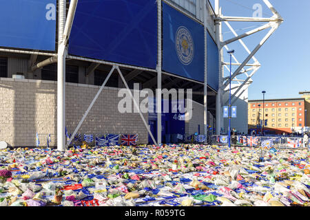 Leicester, Großbritannien. 02. November 2018: Floral Tribute, Trikots aus Clubs im In- und Ausland mit einer persönlichen Nachricht für die Opfer der Samstag Absturz eines Hubschraubers für die King Power Fußball Stadion weiterhin wächst und die inzwischen die meisten der Weg Ende der Masse. Credit: Ian Francis/Alamy leben Nachrichten Stockfoto