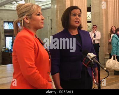 Stormont, Belfast, UK. 2. Nov 2018. Sinn Féin leader Mary Lou McDonald TD und stellvertretende Vorsitzende Michelle O'Neill MLA sprechen zu den Medien in der Großen Halle in Stormont, Belfast, Freitag, November 2nd, 2018, nach einem Treffen mit der britischen Regierung Brexit Sekretär Dominic Raab. Sinn Féin hat der Bundesregierung vorgeworfen, "Bösgläubig" über Brexit und warnte die Grenzfrage ist nicht eine "Fußnote". Partei Präsident Mary Lou McDonald sprach nach einem Treffen mit Brexit Sekretär Dominic Raab. Credit: Irish Auge/Alamy leben Nachrichten Stockfoto