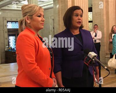 Stormont, Belfast, UK. 2. Nov 2018. Sinn Féin leader Mary Lou McDonald TD und stellvertretende Vorsitzende Michelle O'Neill MLA sprechen zu den Medien in der Großen Halle in Stormont, Belfast, Freitag, November 2nd, 2018, nach einem Treffen mit der britischen Regierung Brexit Sekretär Dominic Raab. Sinn Féin hat der Bundesregierung vorgeworfen, "Bösgläubig" über Brexit und warnte die Grenzfrage ist nicht eine "Fußnote". Partei Präsident Mary Lou McDonald sprach nach einem Treffen mit Brexit Sekretär Dominic Raab. Credit: Irish Auge/Alamy leben Nachrichten Stockfoto