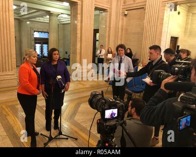 Stormont, Belfast, UK. 2. Nov 2018. Sinn Féin leader Mary Lou McDonald TD und stellvertretende Vorsitzende Michelle O'Neill MLA sprechen zu den Medien in der Großen Halle in Stormont, Belfast, Freitag, November 2nd, 2018, nach einem Treffen mit der britischen Regierung Brexit Sekretär Dominic Raab. Sinn Féin hat der Bundesregierung vorgeworfen, "Bösgläubig" über Brexit und warnte die Grenzfrage ist nicht eine "Fußnote". Partei Präsident Mary Lou McDonald sprach nach einem Treffen mit Brexit Sekretär Dominic Raab. Credit: Irish Auge/Alamy leben Nachrichten Stockfoto