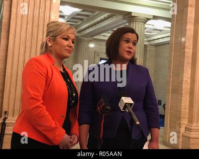 Stormont, Belfast, UK. 2. Nov 2018. Sinn Féin leader Mary Lou McDonald TD und stellvertretende Vorsitzende Michelle O'Neill MLA sprechen zu den Medien in der Großen Halle in Stormont, Belfast, Freitag, November 2nd, 2018, nach einem Treffen mit der britischen Regierung Brexit Sekretär Dominic Raab. Sinn Féin hat der Bundesregierung vorgeworfen, "Bösgläubig" über Brexit und warnte die Grenzfrage ist nicht eine "Fußnote". Partei Präsident Mary Lou McDonald sprach nach einem Treffen mit Brexit Sekretär Dominic Raab. Credit: Irish Auge/Alamy leben Nachrichten Stockfoto